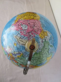 Globe terrestre : mappemonde en métal