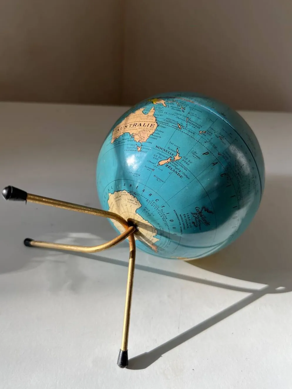 Globe terrestre mappemonde métal Cartes Tarides Paris vintage