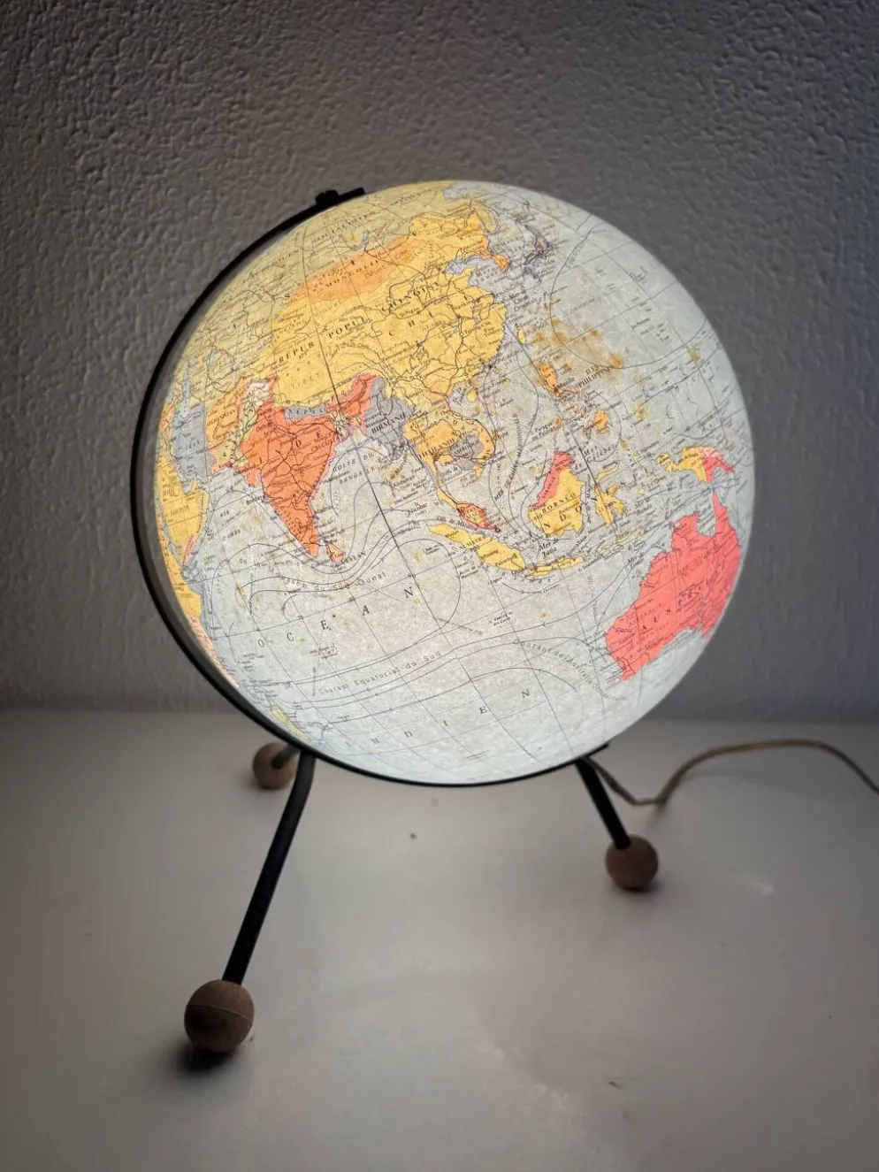Globe terrestre, mappemonde tripode en verre Taride, 1962