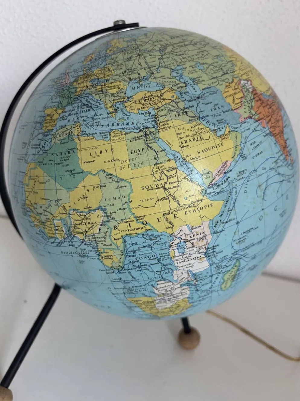 Globe terrestre, mappemonde tripode en verre Taride, 1962