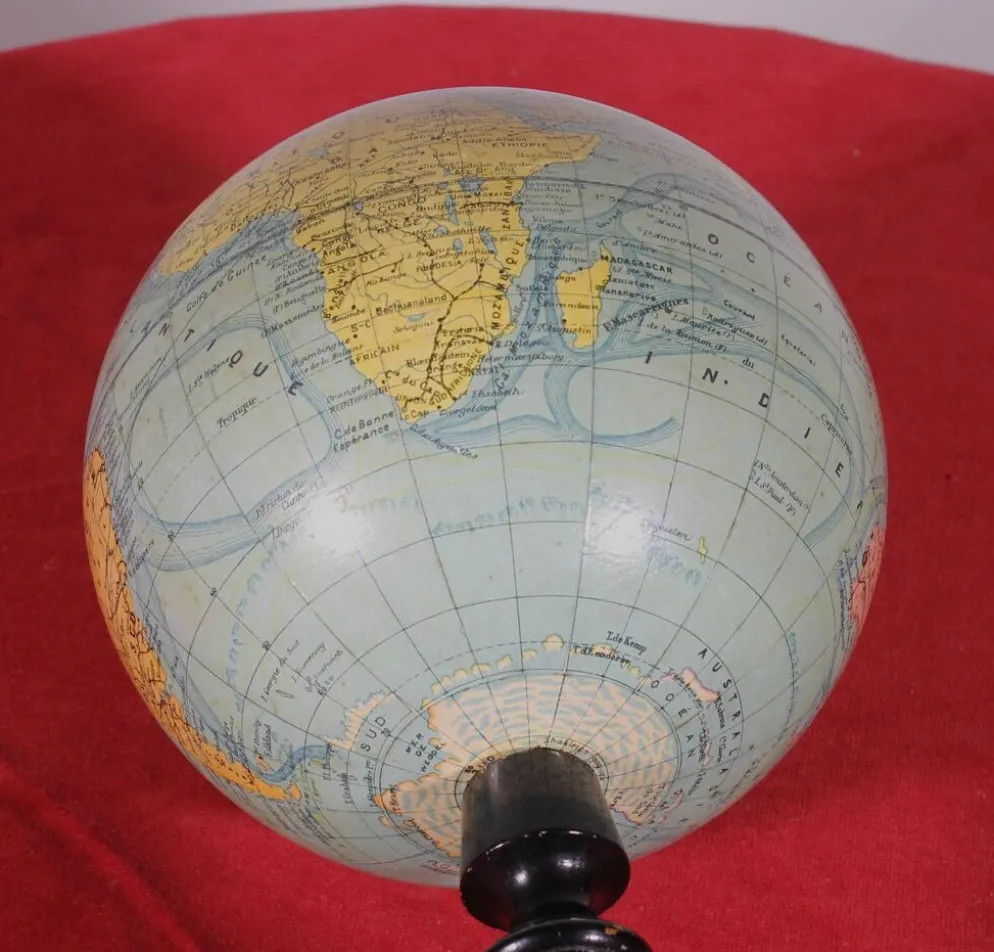Globe terrestre par J.Forest Paris- 19° siècle