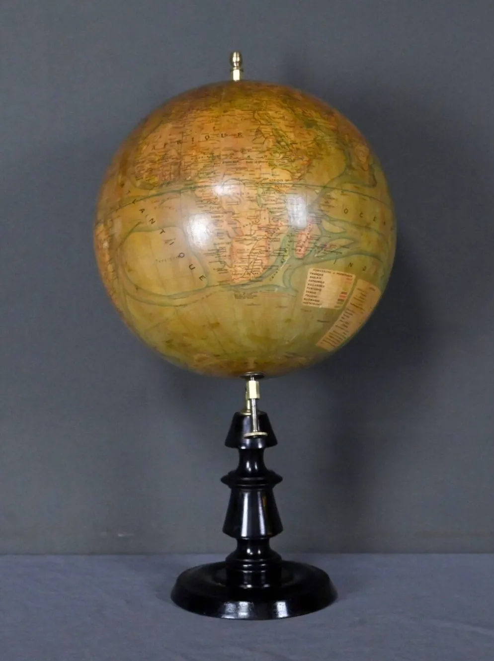 Globe terrestre signé J.Forest – Fin XIXe