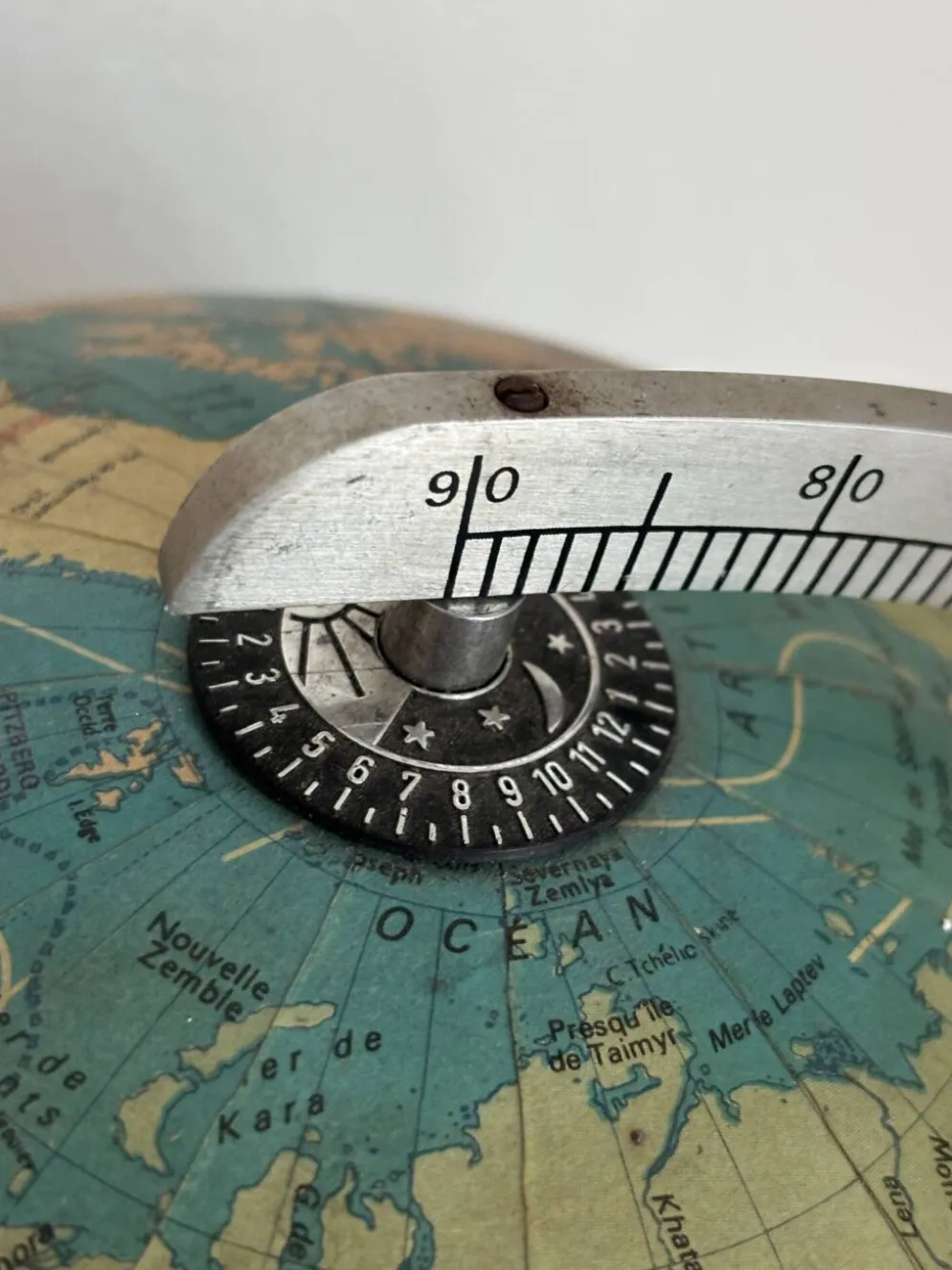 Globe terrestre vintage 1979 mappemonde bois Taride Paris France - 35 cm