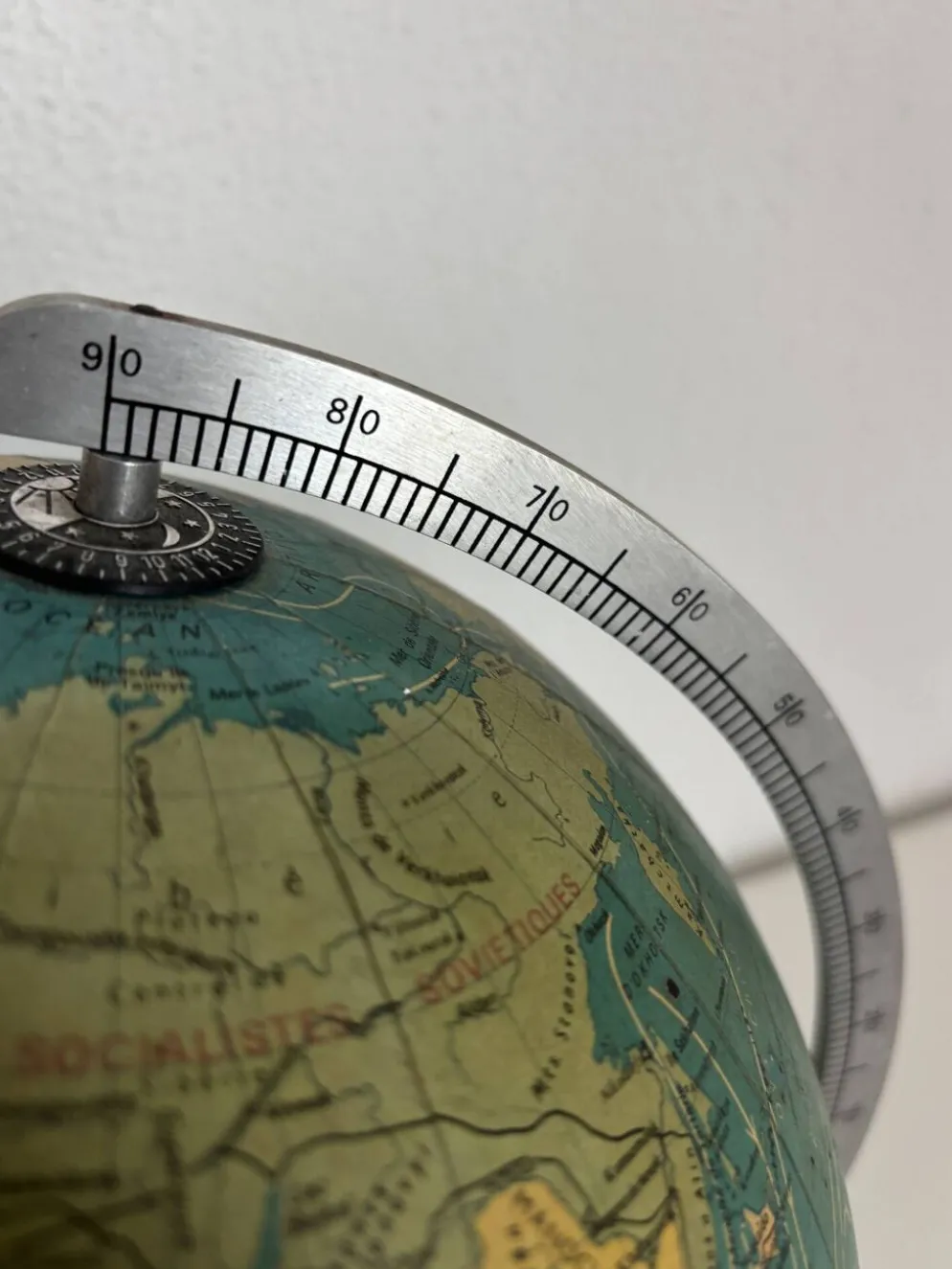 Globe terrestre vintage 1979 mappemonde bois Taride Paris France - 35 cm