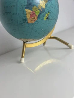 Globe terrestre vintage 1967 mappemonde dorée tripode Taride - 23 cm