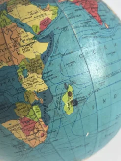 Globe terrestre vintage 1967 mappemonde dorée tripode Taride - 23 cm