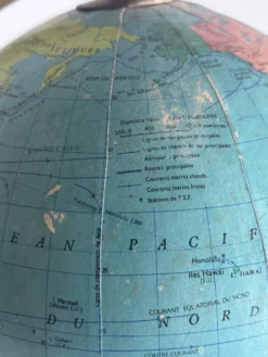 Globe terrestre vintage 1967 mappemonde dorée tripode Taride - 23 cm