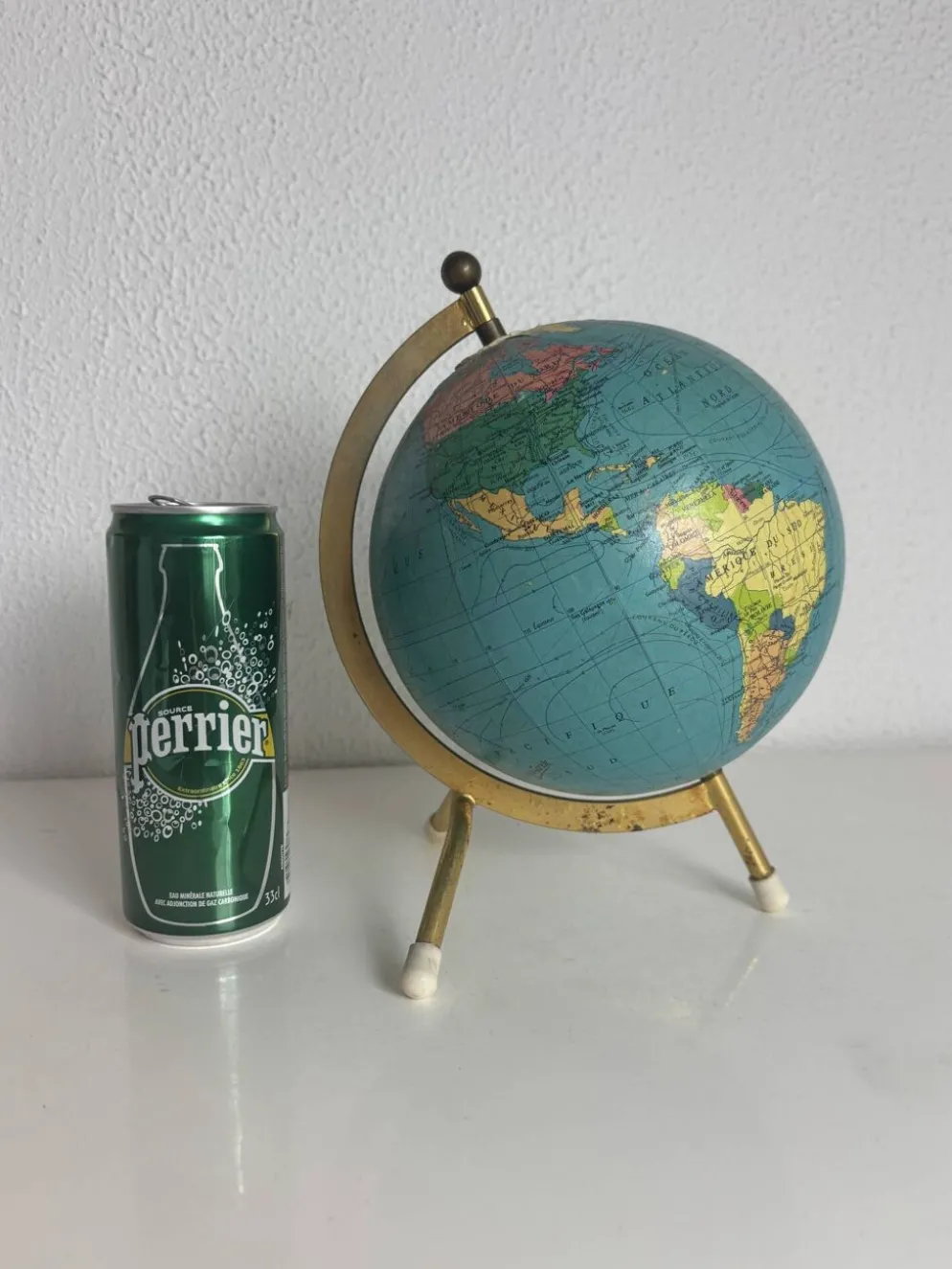 Globe terrestre vintage 1967 mappemonde dorée tripode Taride - 23 cm