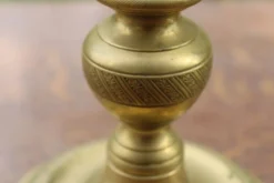 Grand bougeoir ancien en laiton tourné et décoré – H30 cm