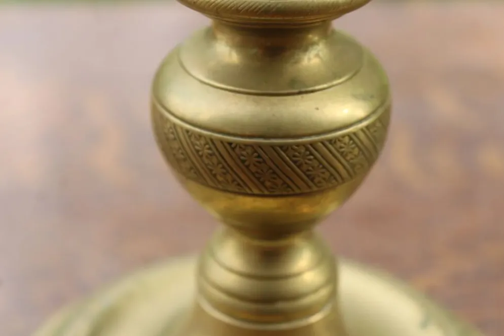 Grand bougeoir ancien en laiton tourné et décoré – H30 cm