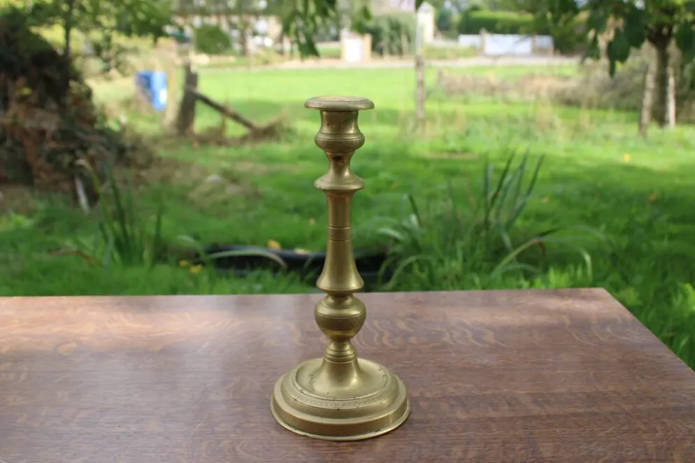 Grand bougeoir ancien en laiton tourné et décoré – H30 cm