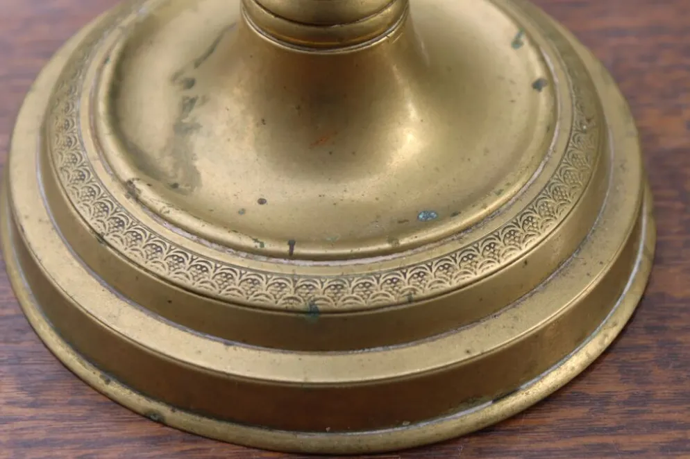 Grand bougeoir ancien en laiton tourné et décoré – H30 cm