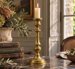 Grand bougeoir ancien en laiton tourné et décoré – H30 cm