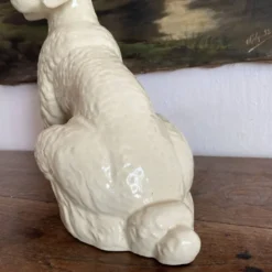 Grand caniche, chien en céramique émaillée, années 20-30