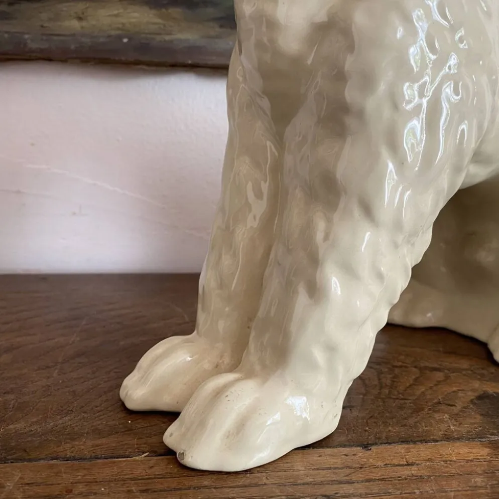 Grand caniche, chien en céramique émaillée, années 20-30