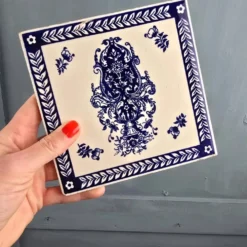 Grand carreau ancien gien bleu blanc – faïence décorative vintage 15x15 cm