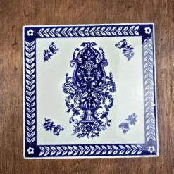 Grand carreau ancien gien bleu blanc – faïence décorative vintage 15x15 cm
