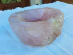 Grand cendrier / vide-poche en quartz rose massif de Madagascar