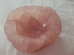 Grand cendrier / vide-poche en quartz rose massif de Madagascar