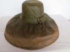 grand chapeau malgache en fibres tressées