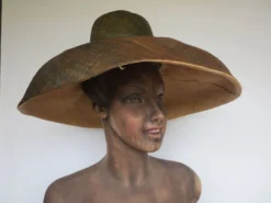 grand chapeau malgache en fibres tressées