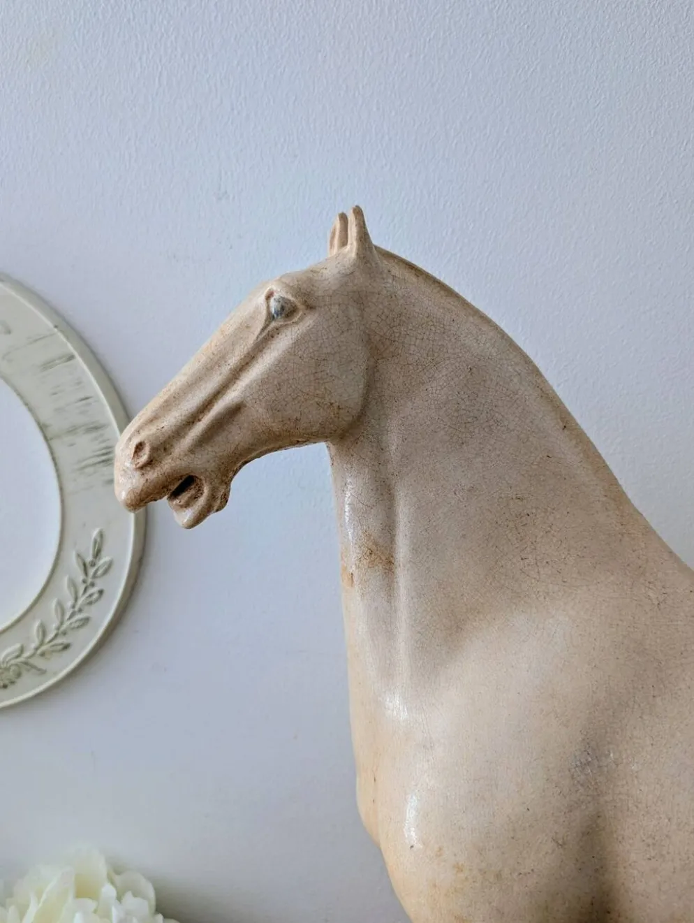 Grand cheval de style Tang en céramique craquelée 40 cm
