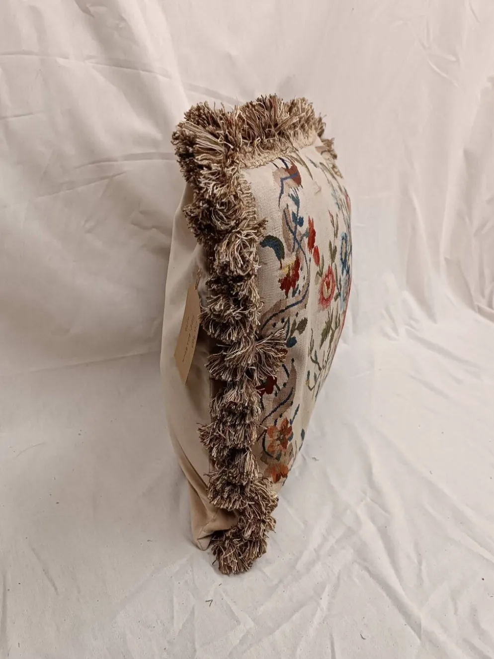 Grand coussin en tapisserie Aubusson de style français avec bouquet de roses et frange à pompons.