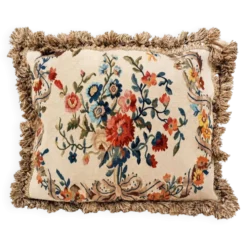 Grand coussin en tapisserie Aubusson de style français avec bouquet de roses et frange à pompons.