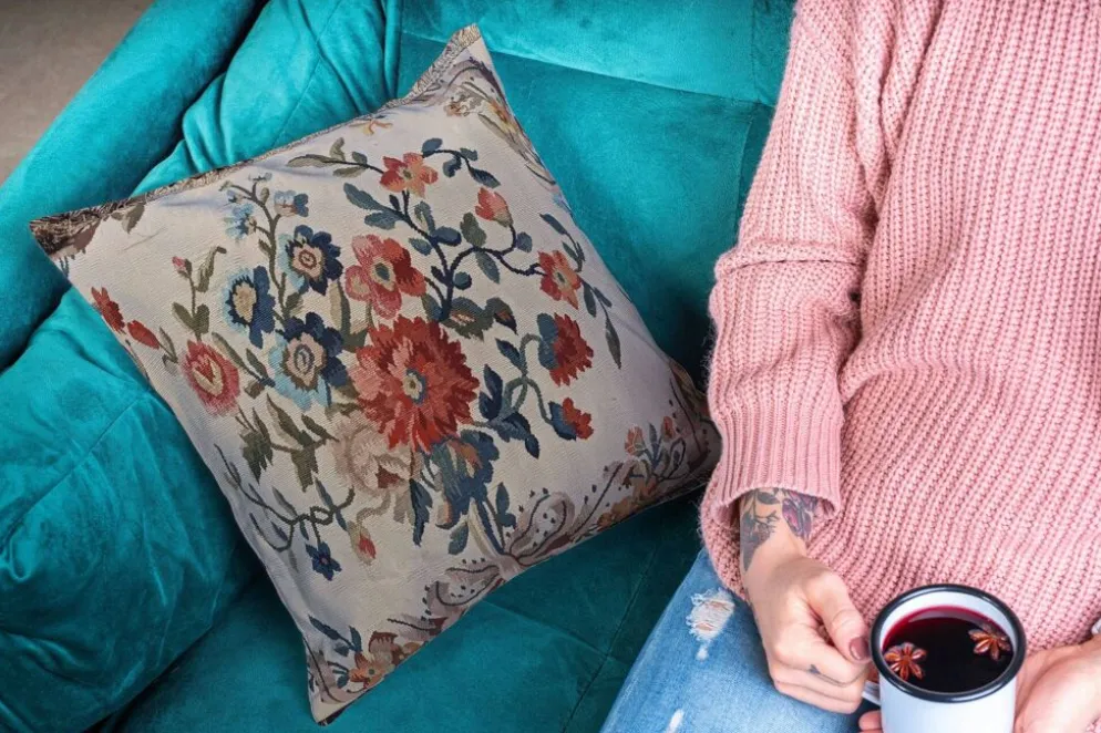 Grand coussin en tapisserie Aubusson de style français avec bouquet de roses et frange à pompons.