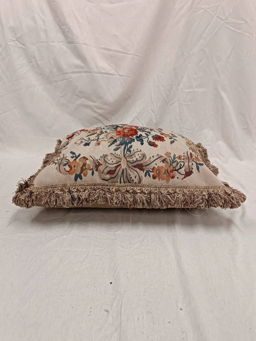 Grand coussin en tapisserie Aubusson de style français avec bouquet de roses et frange à pompons.