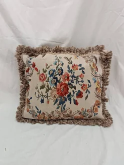Grand coussin en tapisserie Aubusson de style français avec bouquet de roses et frange à pompons.