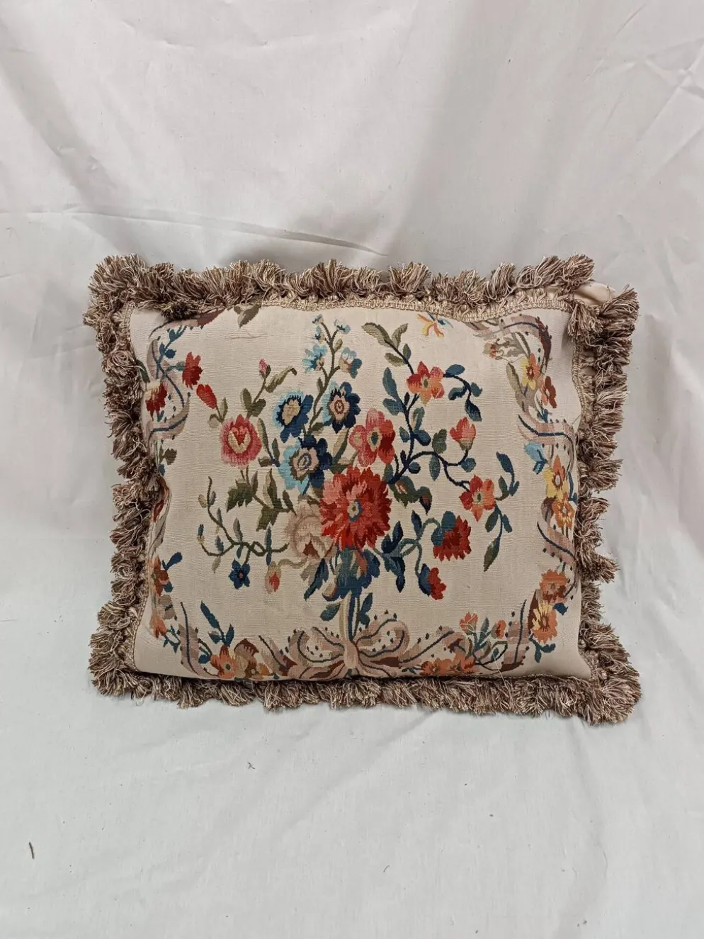 Grand coussin en tapisserie Aubusson de style français avec bouquet de roses et frange à pompons.