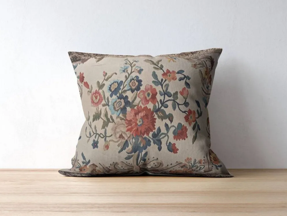 Grand coussin en tapisserie Aubusson de style français avec bouquet de roses et frange à pompons.