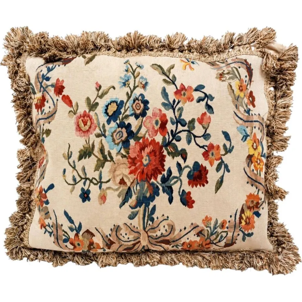 Grand coussin en tapisserie Aubusson de style français avec bouquet de roses et frange à pompons.