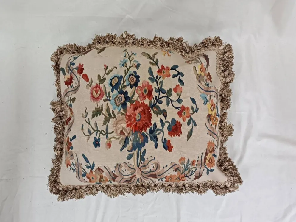 Grand coussin en tapisserie Aubusson de style français avec bouquet de roses et frange à pompons.