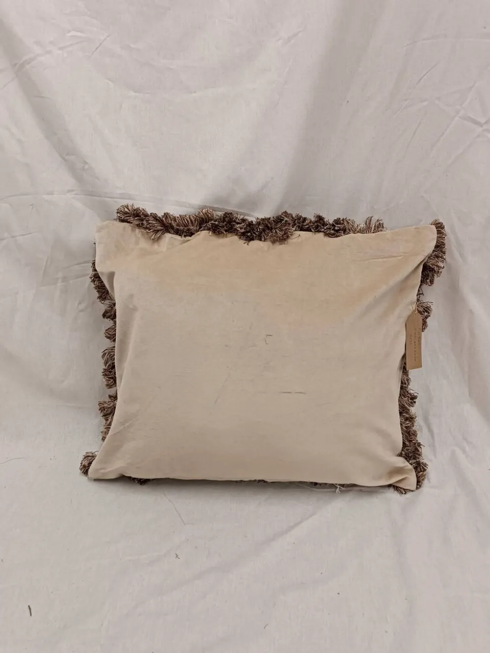 Grand coussin en tapisserie Aubusson de style français avec bouquet de roses et frange à pompons.