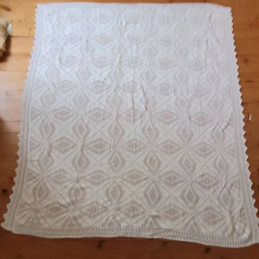 Grand dessus de lit blanc crocheté