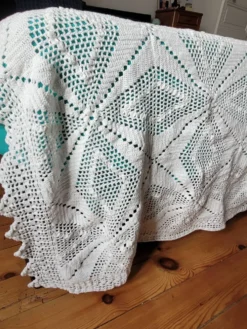 Grand dessus de lit blanc crocheté