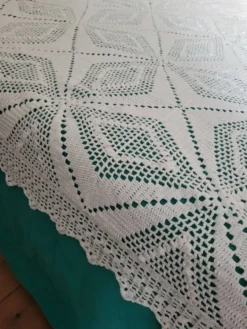 Grand dessus de lit blanc crocheté