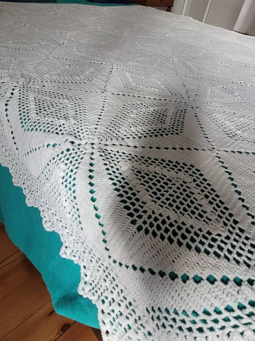 Grand dessus de lit blanc crocheté