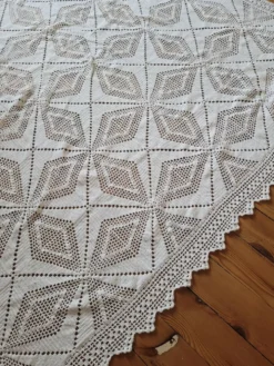 Grand dessus de lit blanc crocheté