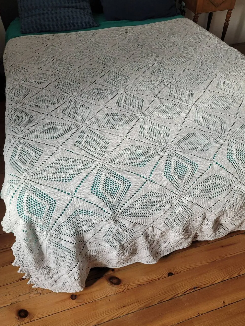 Grand dessus de lit blanc crocheté