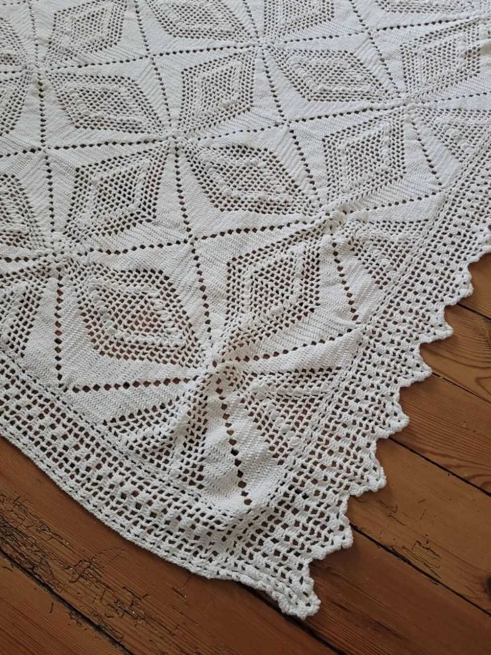 Grand dessus de lit blanc crocheté