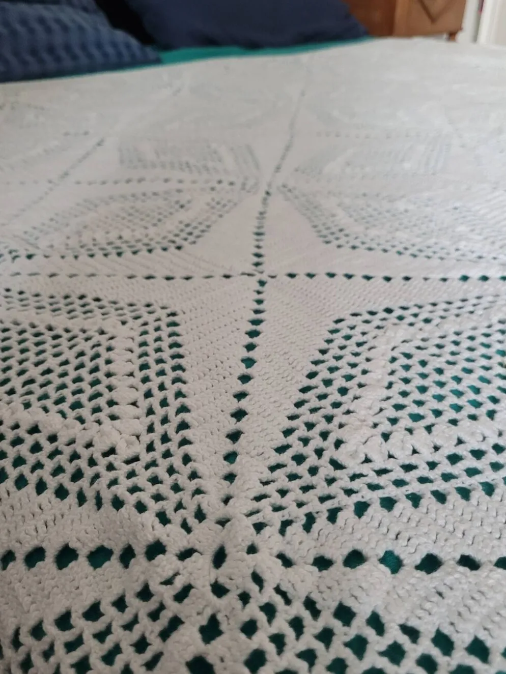 Grand dessus de lit blanc crocheté