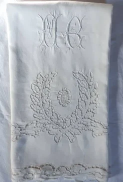 grand drap 2m25 x 3m, broderie Richelieu du 19ème, monogrammé MG