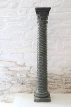 Grande colonne torsadée pierre sellette XXᵉ siècle