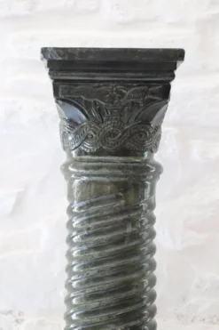 Grande colonne torsadée pierre sellette XXᵉ siècle