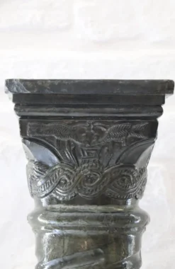Grande colonne torsadée pierre sellette XXᵉ siècle