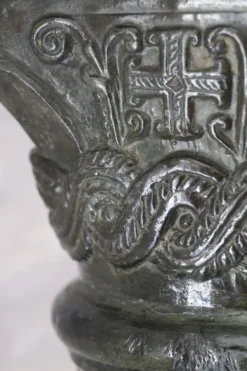 Grande colonne torsadée pierre sellette XXᵉ siècle