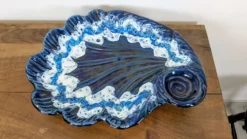 Grande coupe vintage coquillage en céramique émaillée bleue